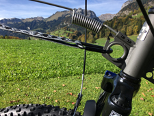 Zugvorrichtung mit Karabiner als Verbindung